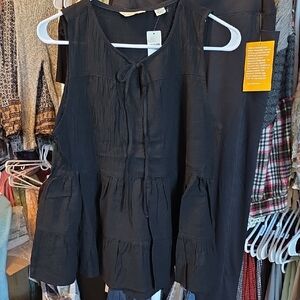 Chic Black Sleeveless Blouse